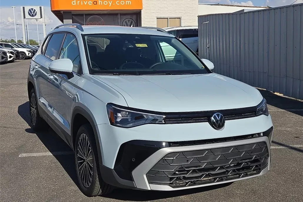 2025 Volkswagen Taos SE photo 1