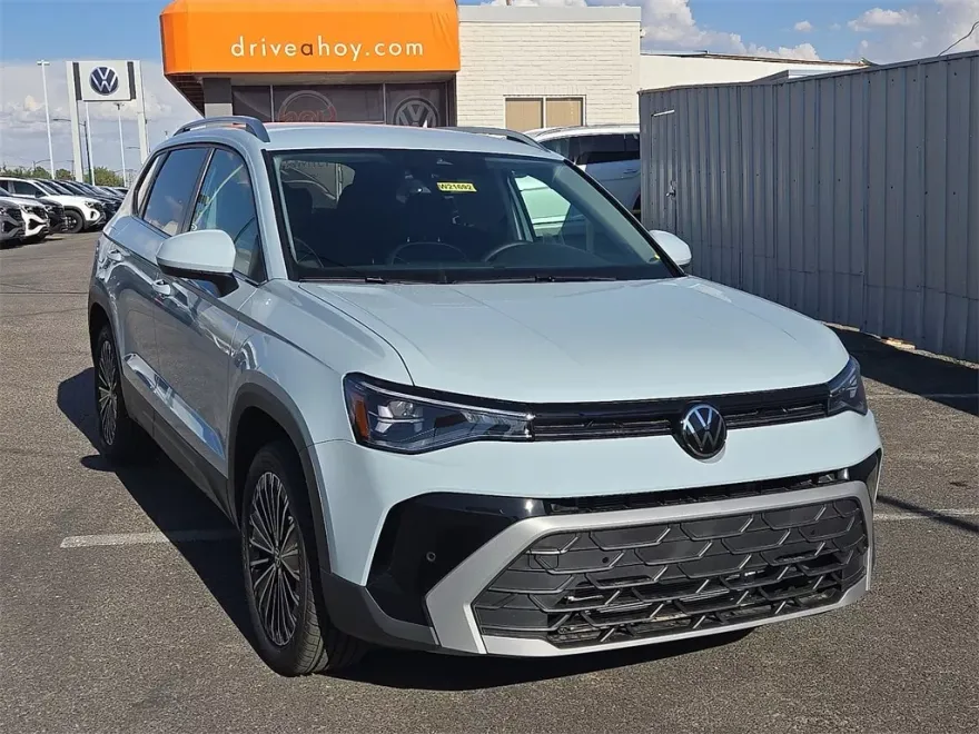 2025 Volkswagen Taos SE photo 1
