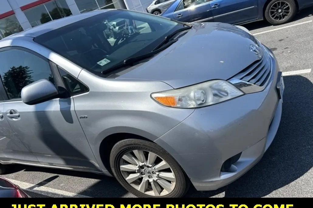 2017 Toyota Sienna LE photo 1
