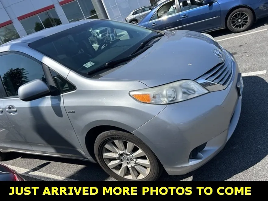 2017 Toyota Sienna LE photo 1