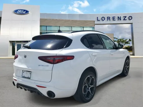 2022 Alfa Romeo Stelvio Ti Sport photo 4