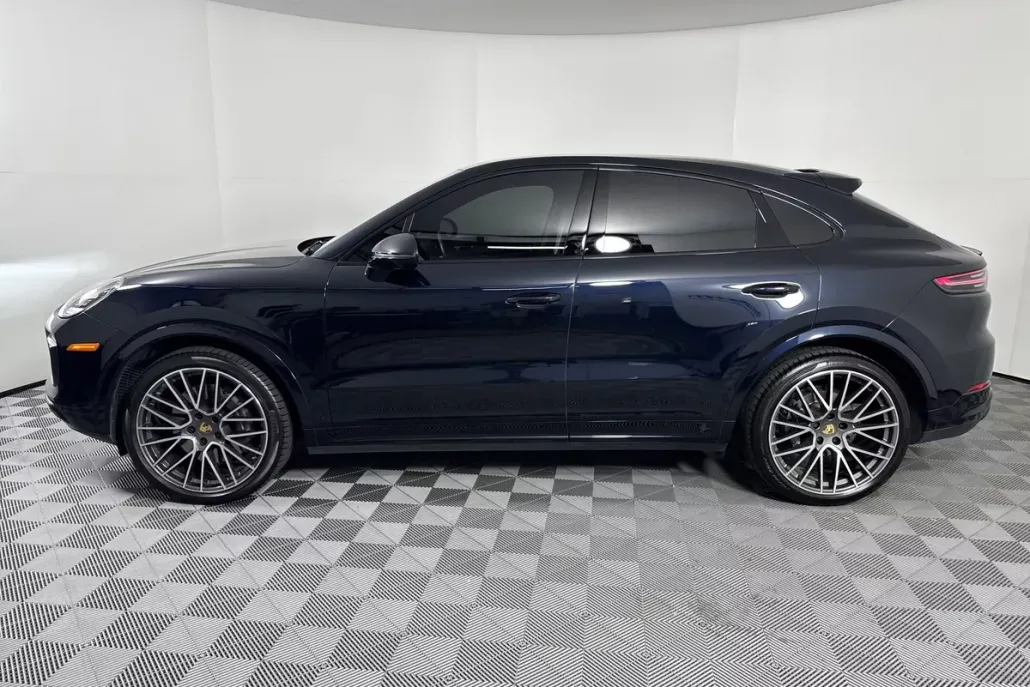 2023 Porsche Cayenne Platinum Edition photo 1