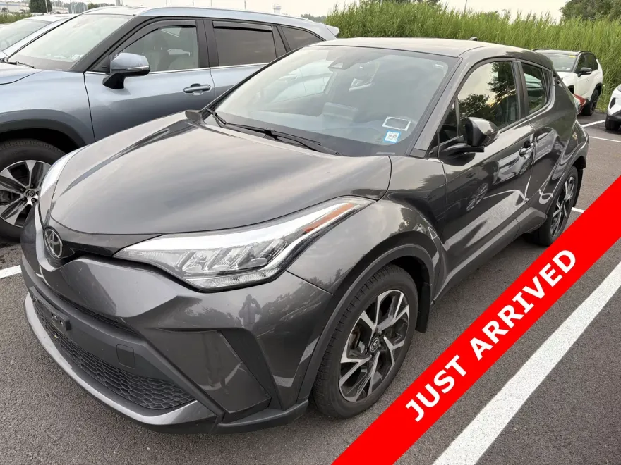 2022 Toyota C-HR XLE photo 1