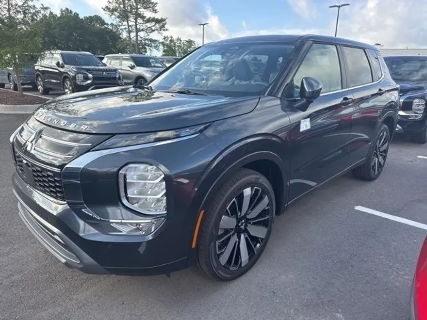 2025 Mitsubishi Outlander SE photo 1