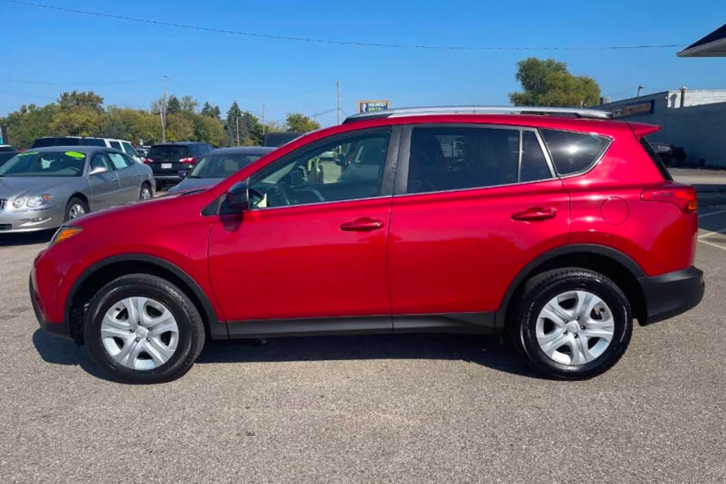 2015 Toyota RAV4 LE photo 1