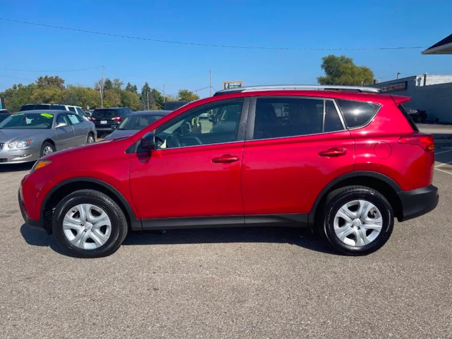 2015 Toyota RAV4 LE photo 1