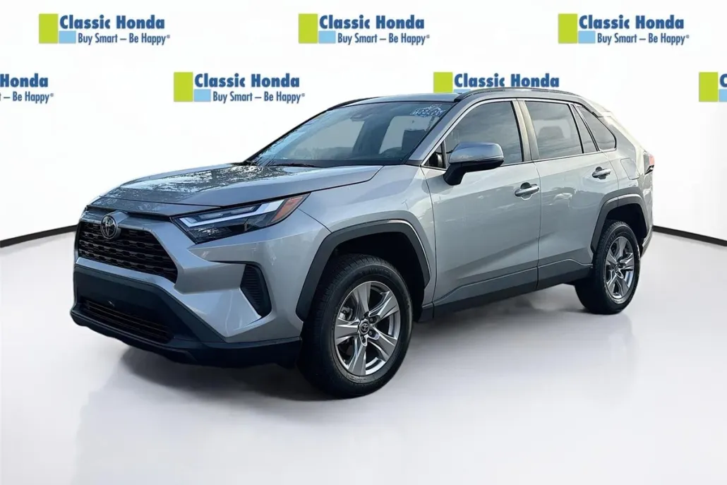 2022 Toyota RAV4 XLE photo 1