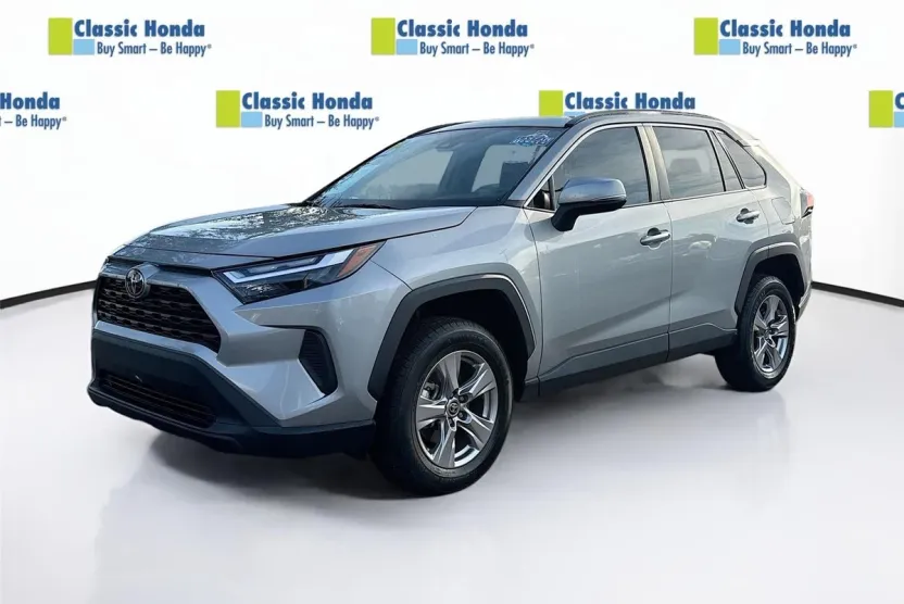 2022 Toyota RAV4 XLE photo 1
