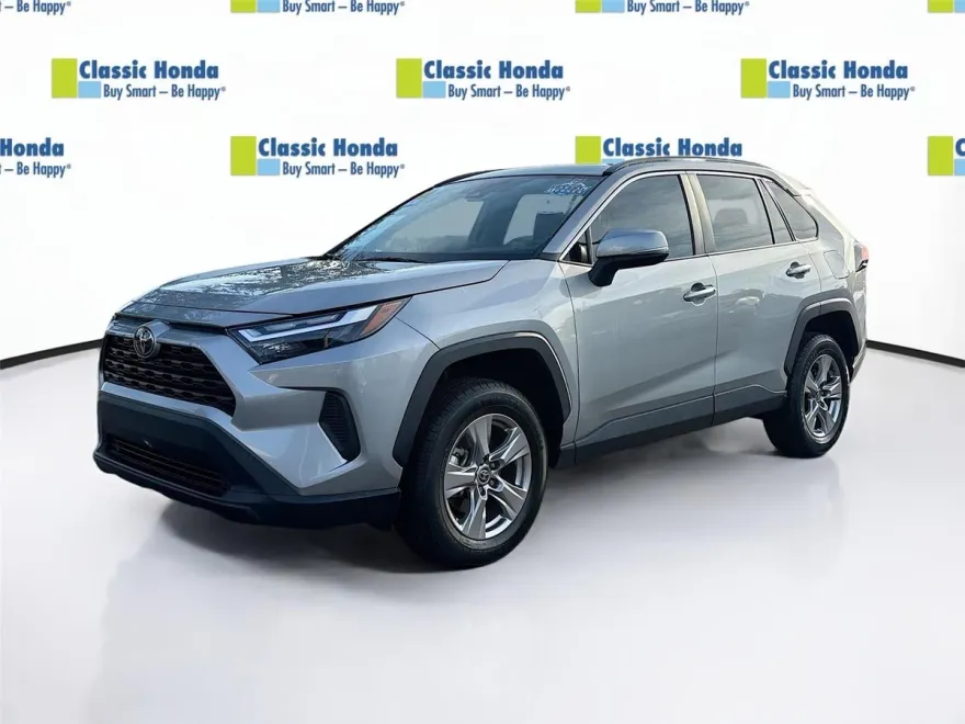2022 Toyota RAV4 XLE photo 1
