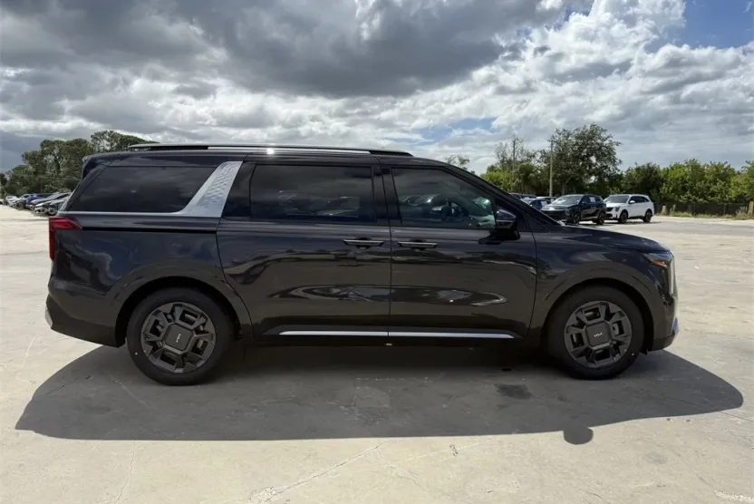 2026 Kia Carnival SX photo 1