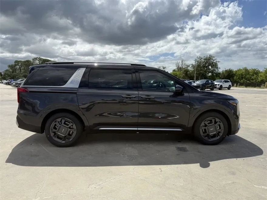 2026 Kia Carnival SX photo 1