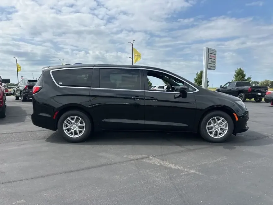 2026 Chrysler Voyager LX photo 1