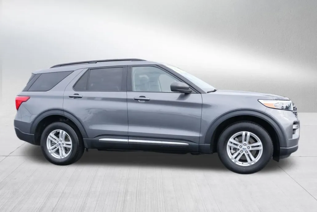 2023 Ford Explorer XLT photo 1