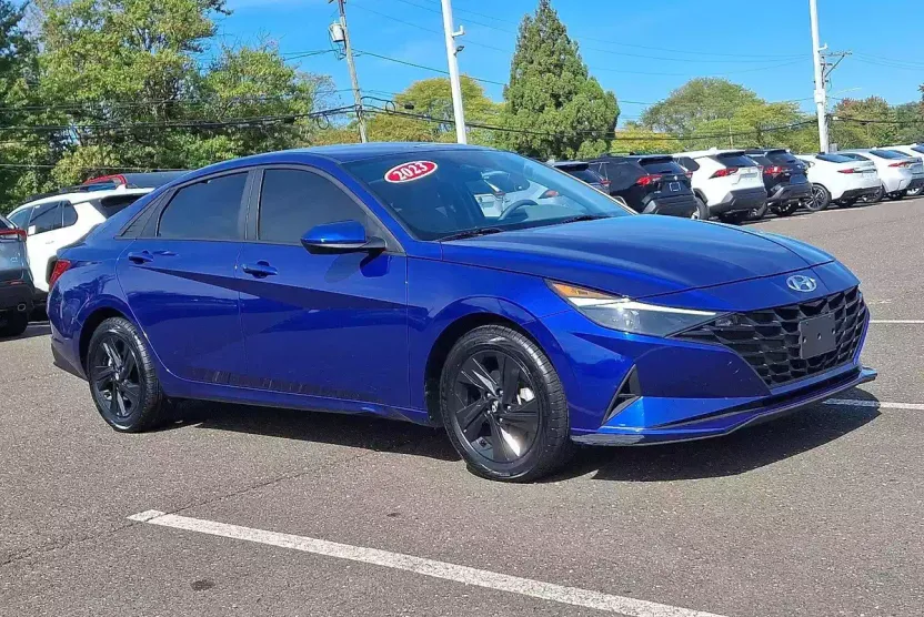 2023 Hyundai Elantra SEL photo 1