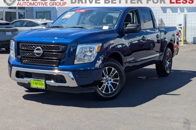 2023 Nissan Titan Crew Cab SV photo 1