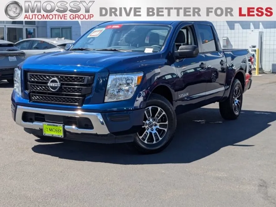 2023 Nissan Titan Crew Cab SV photo 1