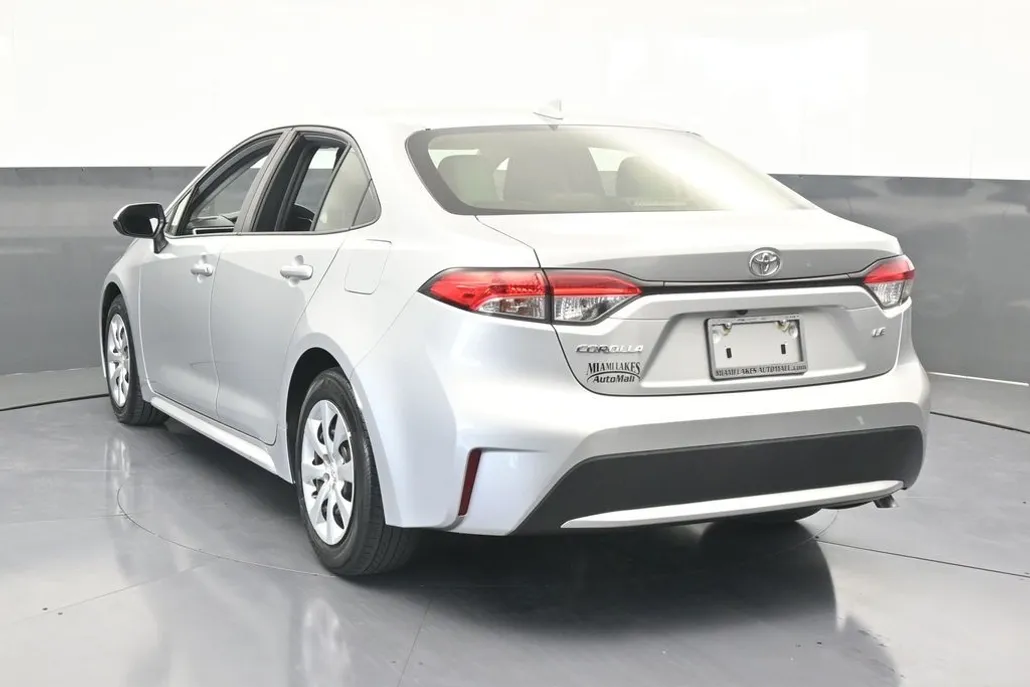2022 Toyota Corolla LE photo 1