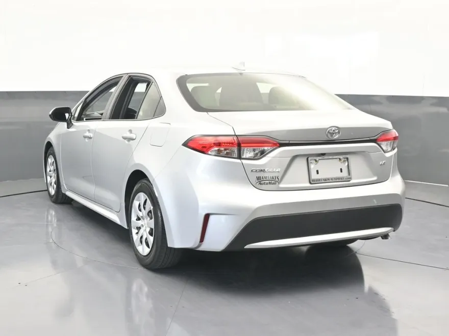 2022 Toyota Corolla LE photo 1