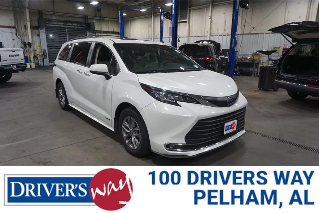 2021 Toyota Sienna XLE photo 1