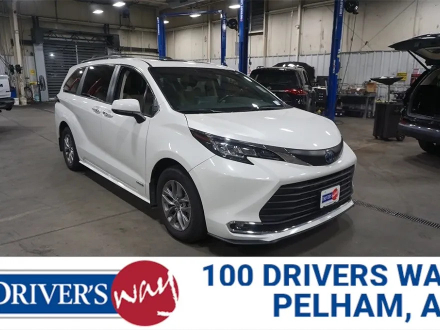 2021 Toyota Sienna XLE photo 1