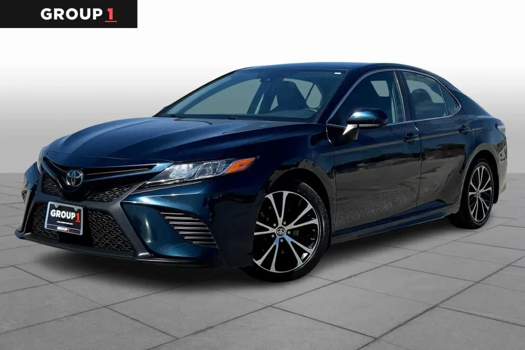 2020 Toyota Camry SE photo 1