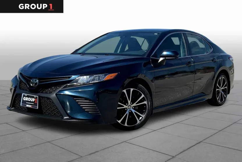 2020 Toyota Camry SE photo 1