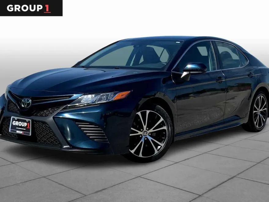 2020 Toyota Camry SE photo 1