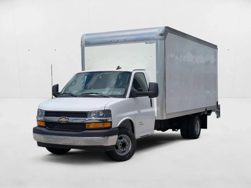2024 Chevrolet Express Cutaway photo 1