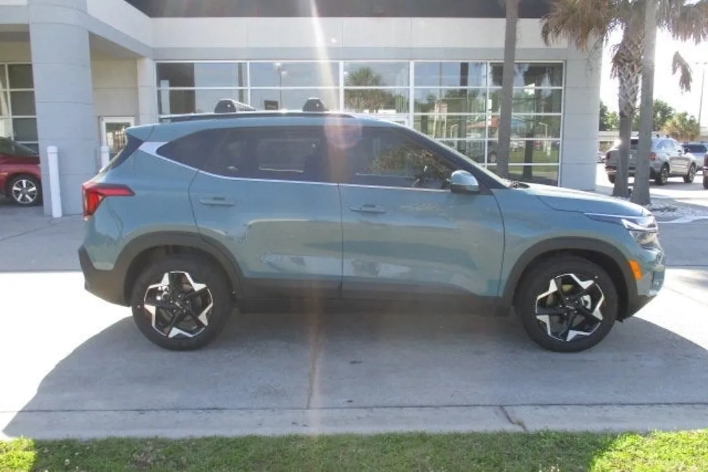 2025 Kia Seltos EX photo 1