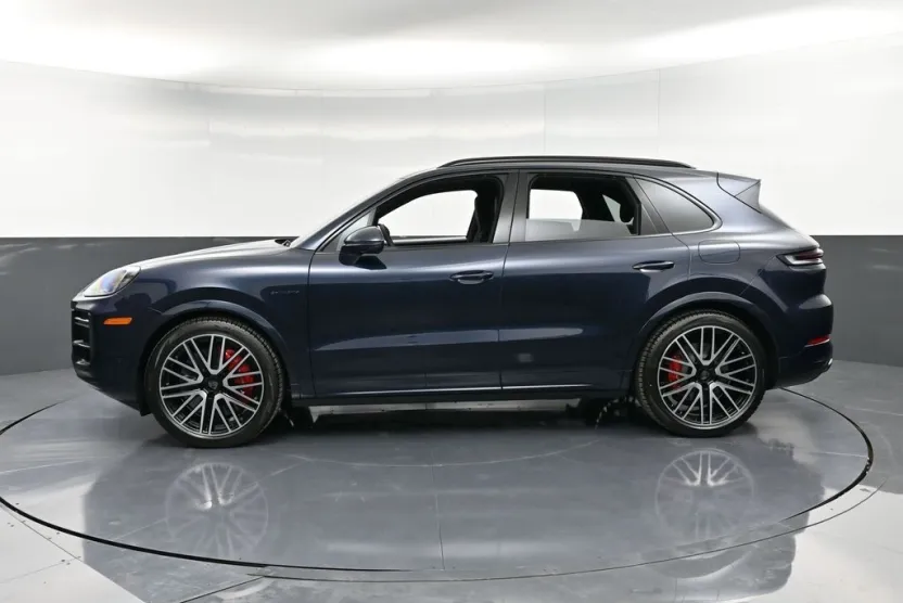 2025 Porsche Cayenne Turbo E-Hybrid photo 1