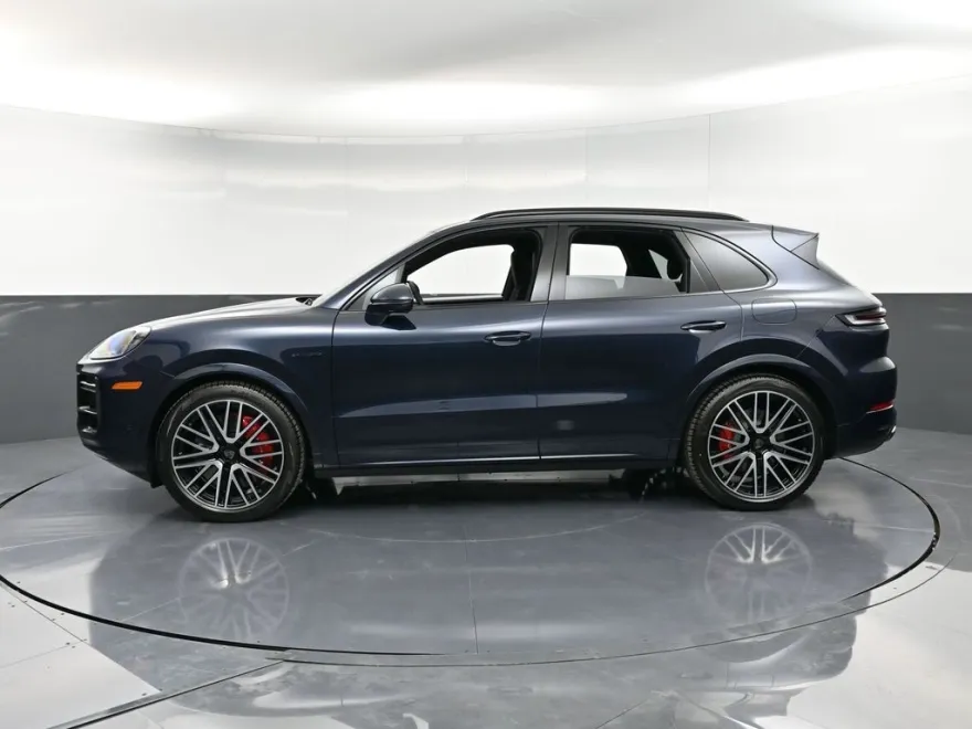 2025 Porsche Cayenne Turbo E-Hybrid photo 1