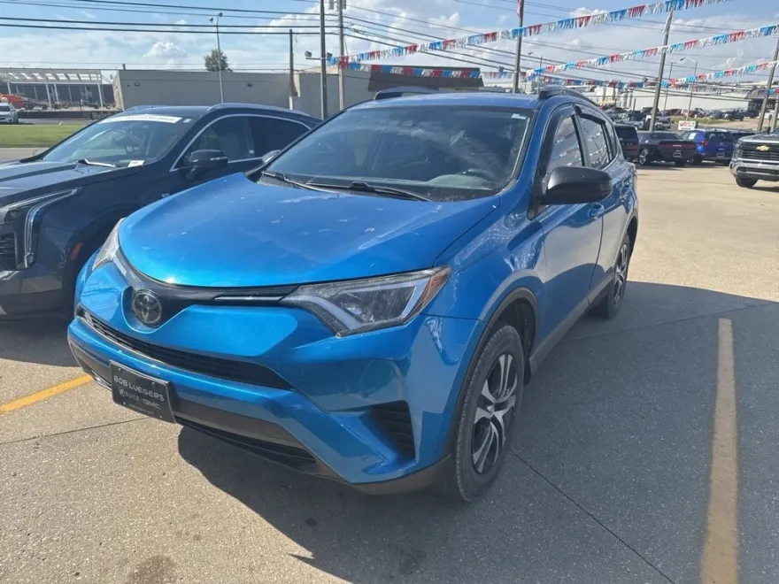 2018 Toyota RAV4 LE photo 1