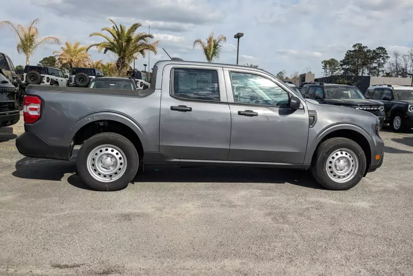 2025 Ford Maverick XL photo 1