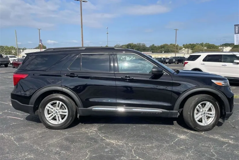 2024 Ford Explorer XLT photo 1