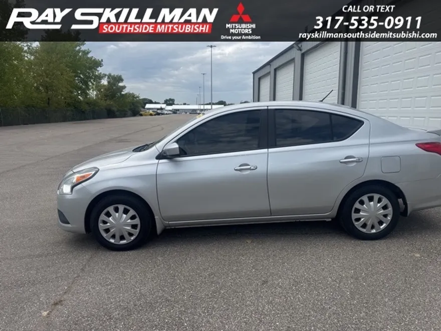 2015 Nissan Versa 1.6 SV photo 1