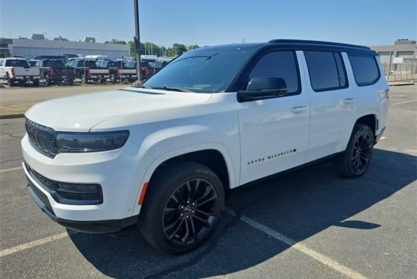 2023 Jeep Grand Wagoneer III photo 1