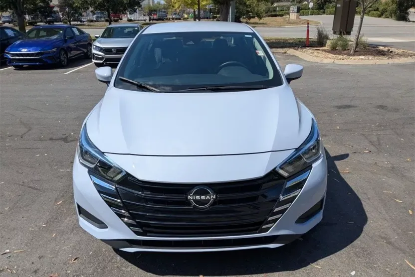 2024 Nissan Versa 1.6 SV photo 1