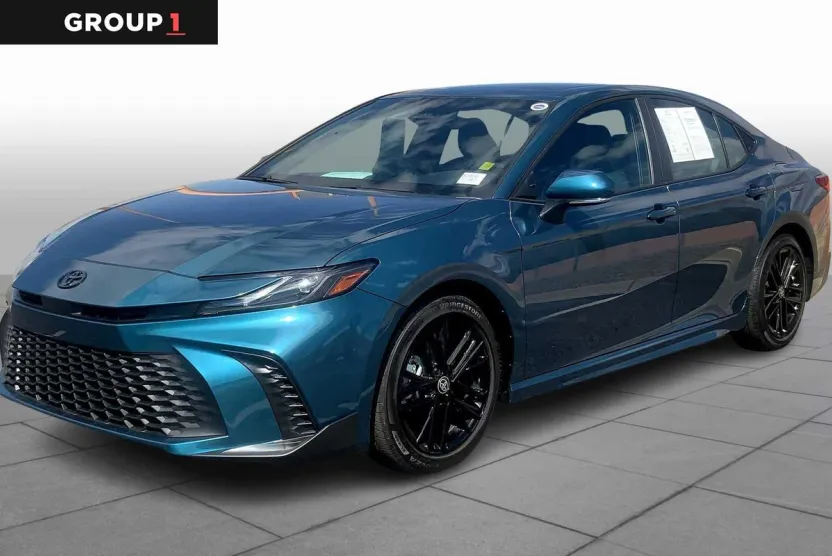 2025 Toyota Camry SE photo 1