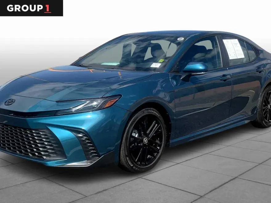 2025 Toyota Camry SE photo 1