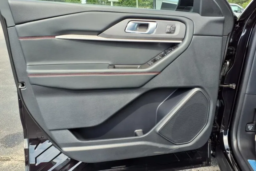 2025 Ford Explorer ST-Line photo 1