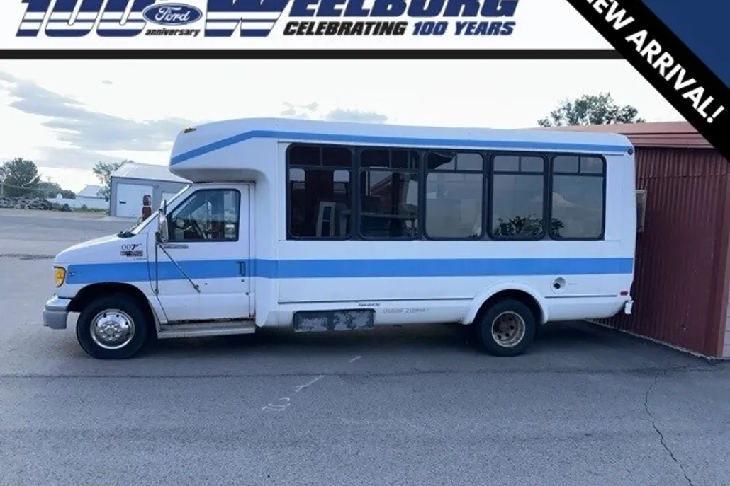 2002 Ford E-450 Super Duty Cutaway photo 1