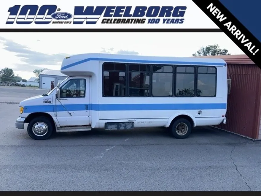 2002 Ford E-450 Super Duty Cutaway photo 1