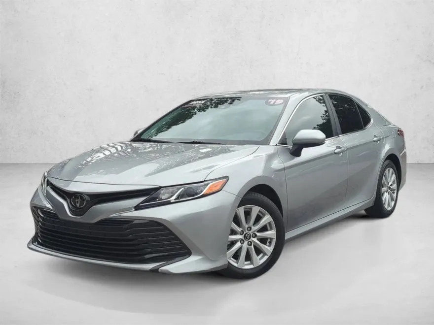 2019 Toyota Camry LE photo 1