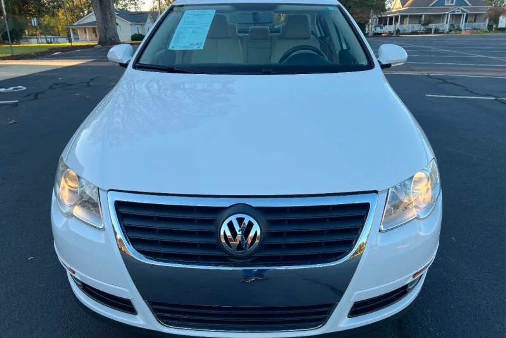 2010 Volkswagen Passat Komfort photo 1
