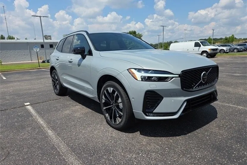 2026 Volvo XC60 B5 Plus photo 1