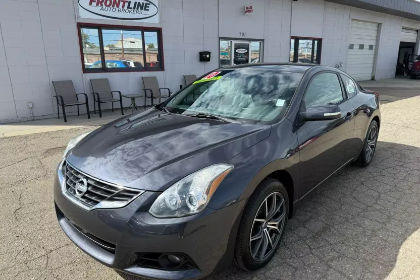 2010 Nissan Altima 3.5 SR photo 1
