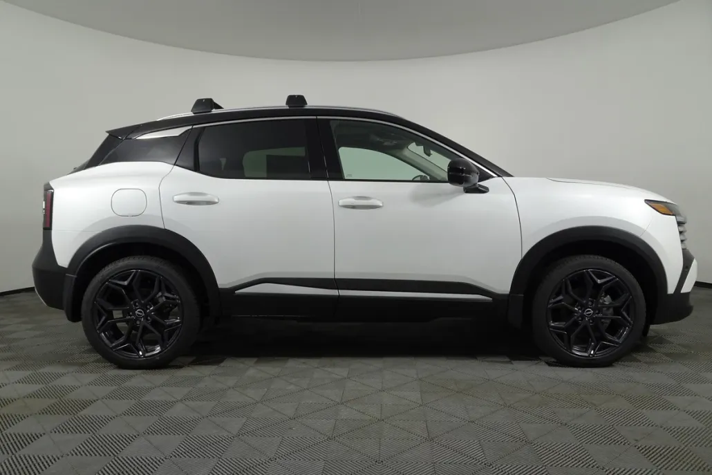 2026 Nissan Kicks SR photo 1