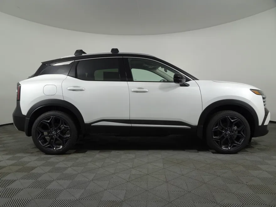2026 Nissan Kicks SR photo 1