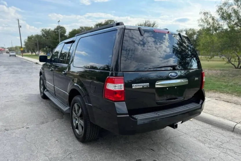 2011 Ford Expedition EL XLT photo 1