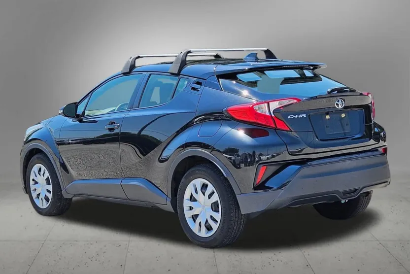 2021 Toyota C-HR LE photo 1